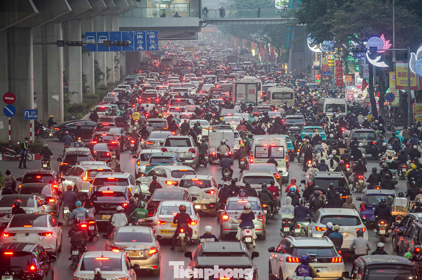 Lượng phương tiện tham gia giao thông đông nghìn nghịt mặc dù theo quy định Tết dương lịch chỉ được nghỉ một ngày.