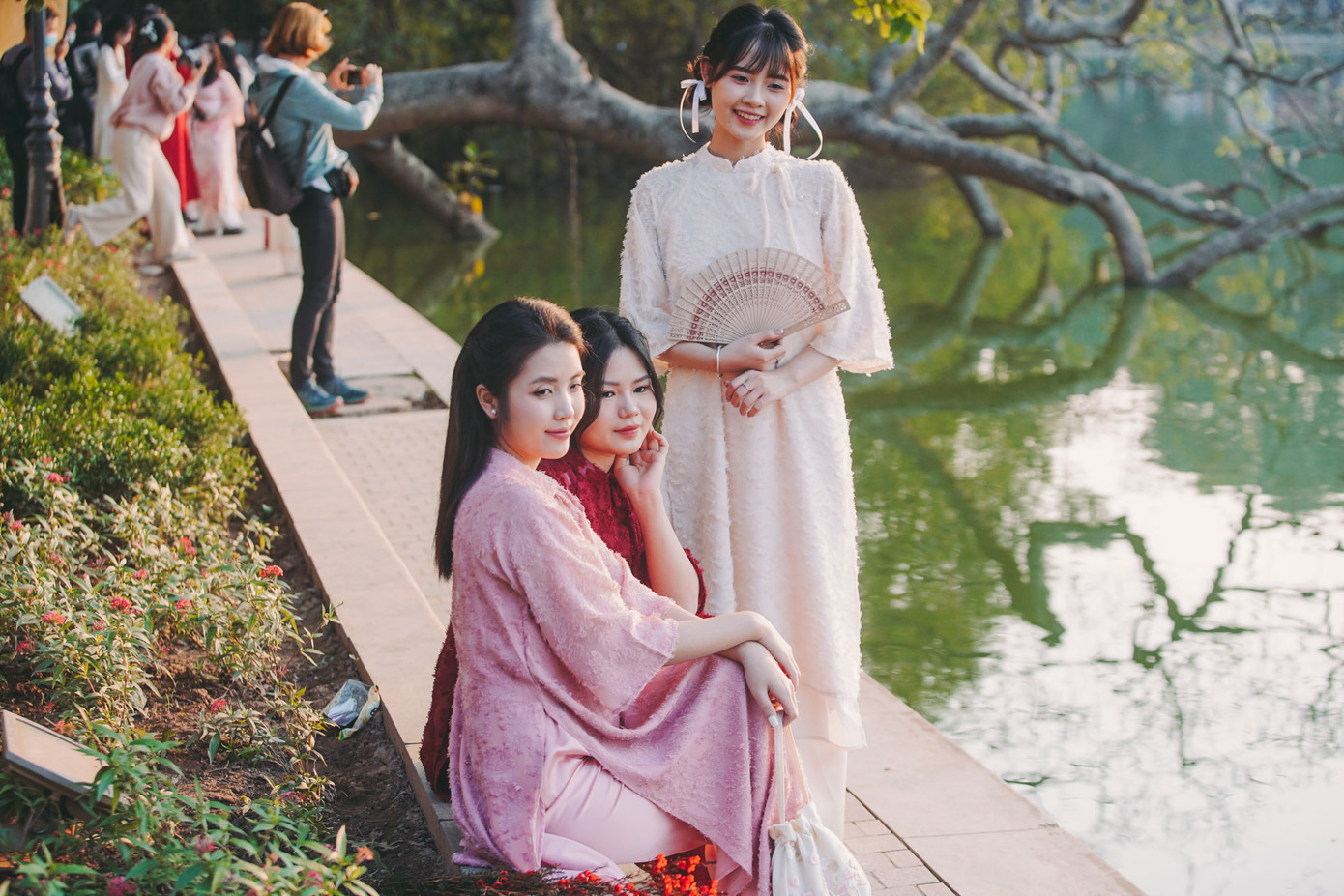 Dọc khắp bờ kè hồ Hoàn Kiếm đều tấp nập các &quot;nàng thơ&quot; xúng xính chụp ảnh với áo dài.