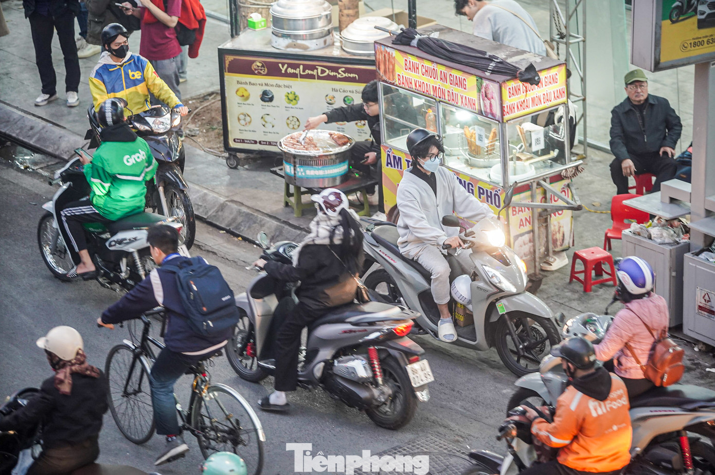 Một số phương tiện bất chấp nguy hiểm, đi ngược chiều trên đường Nguyễn Trãi.