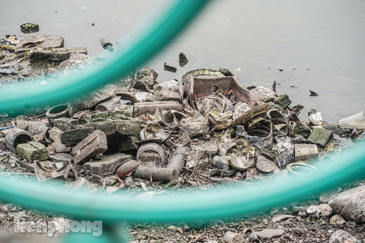 Nhiều chất thải bị ném xuống khiến nơi đấy như bãi rác khổng lồ.