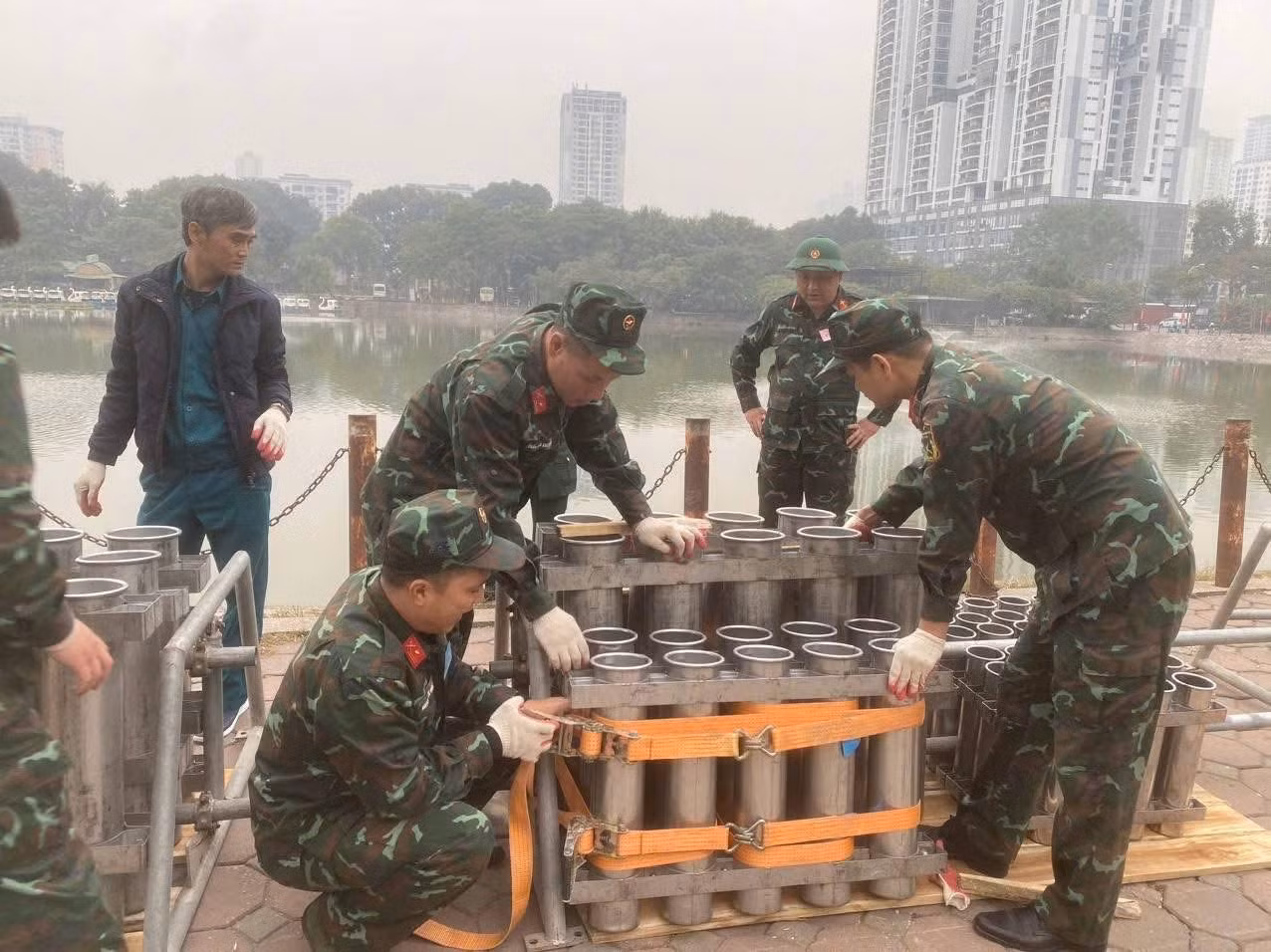 Ngoài màn trình bắn pháo hoa, Hà Nội cũng tổ chức sự kiện lễ hội âm nhạc chào năm mới (countdown) vào tối 31/12 tại quảng trường Đông Kinh Nghĩa Thục và quảng trường Cách mạng Tháng Tám để đón Tết Dương lịch năm 2025. Ảnh: Trung tâm VHTT&amp;TT quận Hà Đông