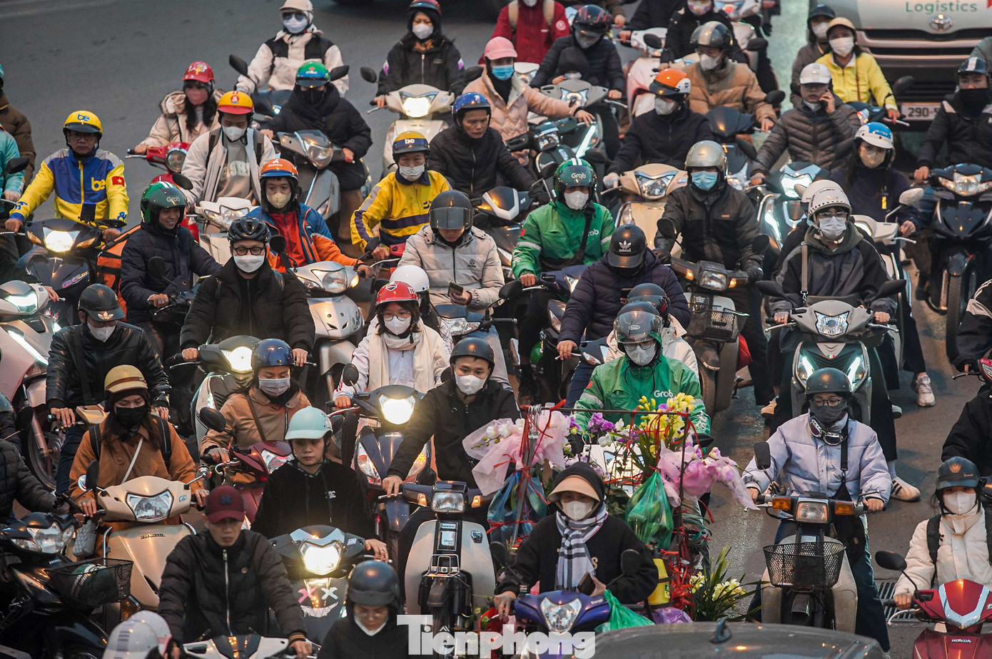 Nhiều người mệt mỏi "tìm đường" về nhà.