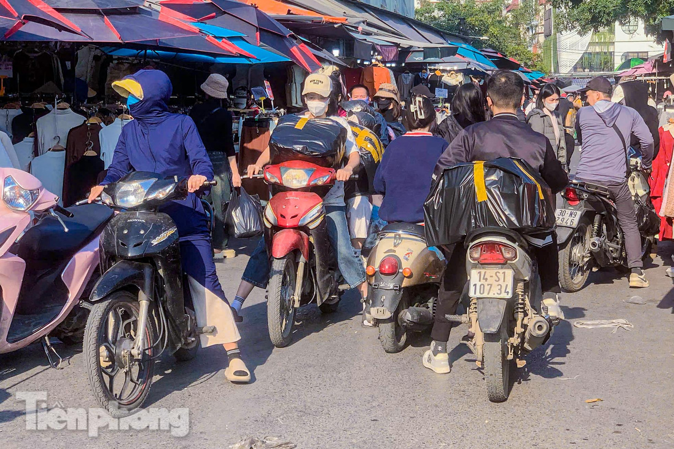 Ghi nhận PV, chợ Ninh Hiệp đang bước vào vụ mùa lớn nhất trong năm, mọi ngả đường trong chợ lúc nào cũng đông nghẹt các phương tiện chạy ngang, chạy dọc. Ghi nhận PV, chợ Ninh Hiệp đang bước vào vụ mùa lớn nhất trong năm, mọi ngả đường trong chợ lúc nào cũng đông nghẹt các phương tiện chạy ngang, chạy dọc.