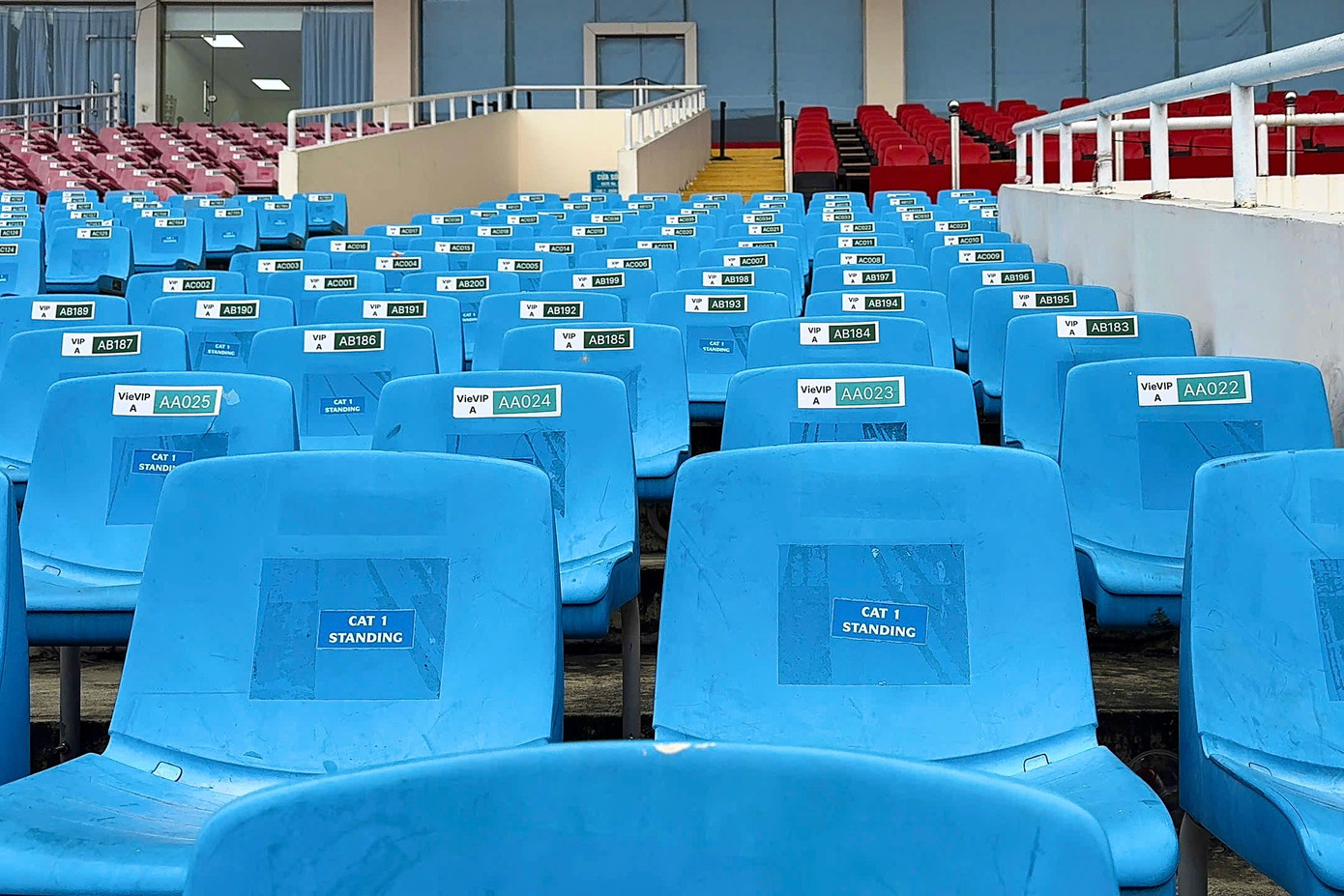 Sân vận động Việt Trì với sức chứa 20.000 chỗ ngồi chỉ bằng 1/2 sân Mỹ Đình dự báo sẽ không đáp ứng được nhu cầu của người hâm mộ trong trường hợp đội tuyển Việt Nam vào bán kết. Thầy trò HLV Kim Sang-sik sẽ mất đi nguồn lực cổ vũ lớn từ phía các CĐV.