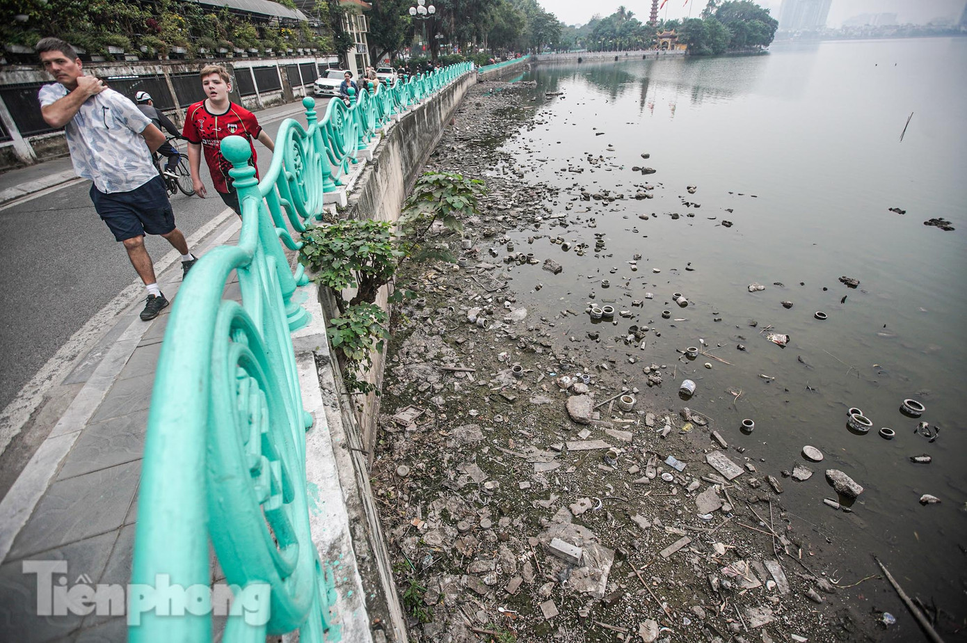 Một góc Hồ Tây ô nhiễm nghiêm trọng do bát hương, đồ thờ tự ném xuống hồ. Ảnh: Duy Phạm. Một góc Hồ Tây ô nhiễm nghiêm trọng do bát hương, đồ thờ tự ném xuống hồ. Ảnh: Duy Phạm.
