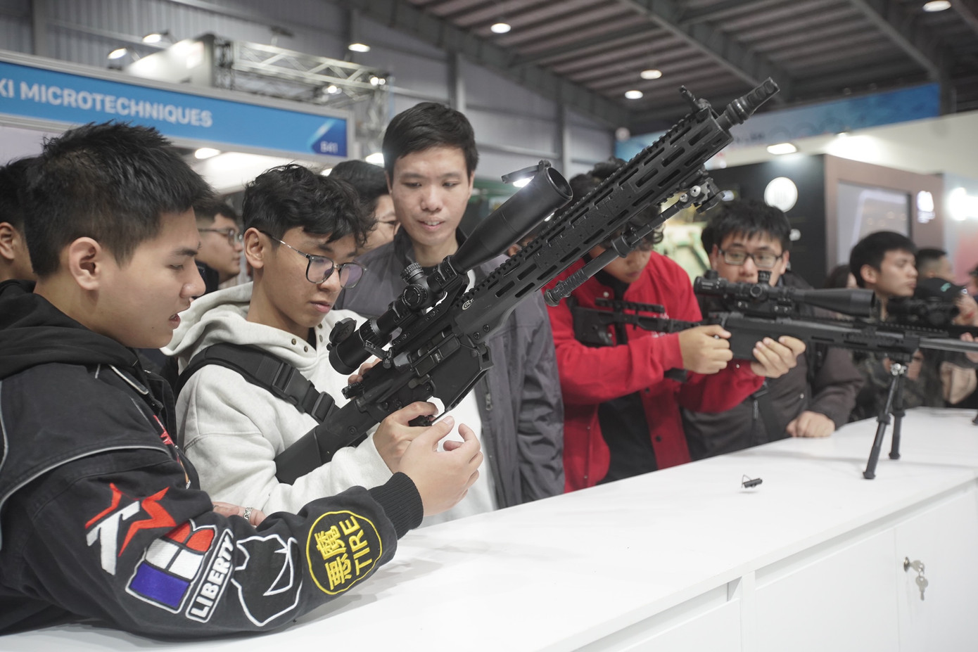 Du khách trổ tài thiện xạ tại triển lãm.