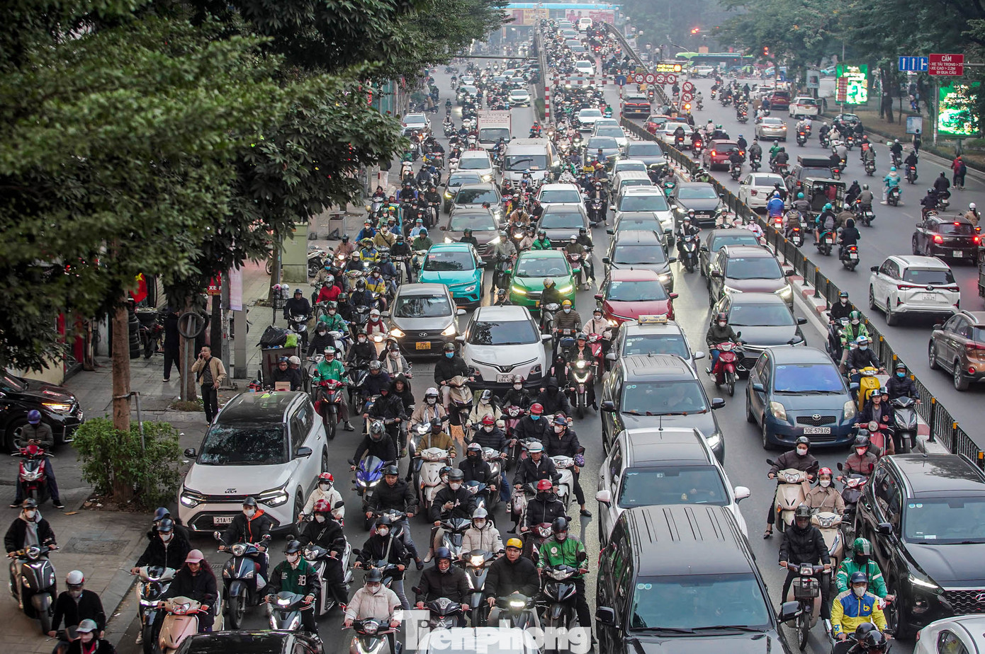 Tuyến đường Tây Sơn bắt đầu ùn tắc từ 17 giờ.