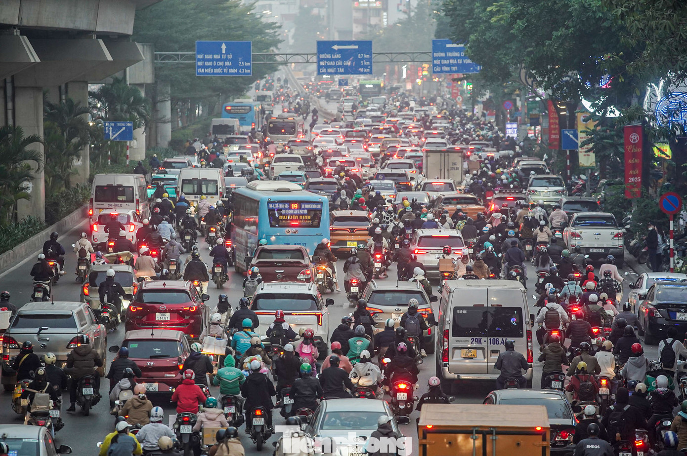 Ghi nhận của PV, chiều nay (31/12), ngày cuối cùng của năm 2024, nhiều tuyến phố ở nội đô như Tây Sơn, Nguyễn Trãi, Láng, Trường Chinh... đều trong tình trạng tắc nghẽn cục bộ, kéo dài cả giờ đồng hồ.