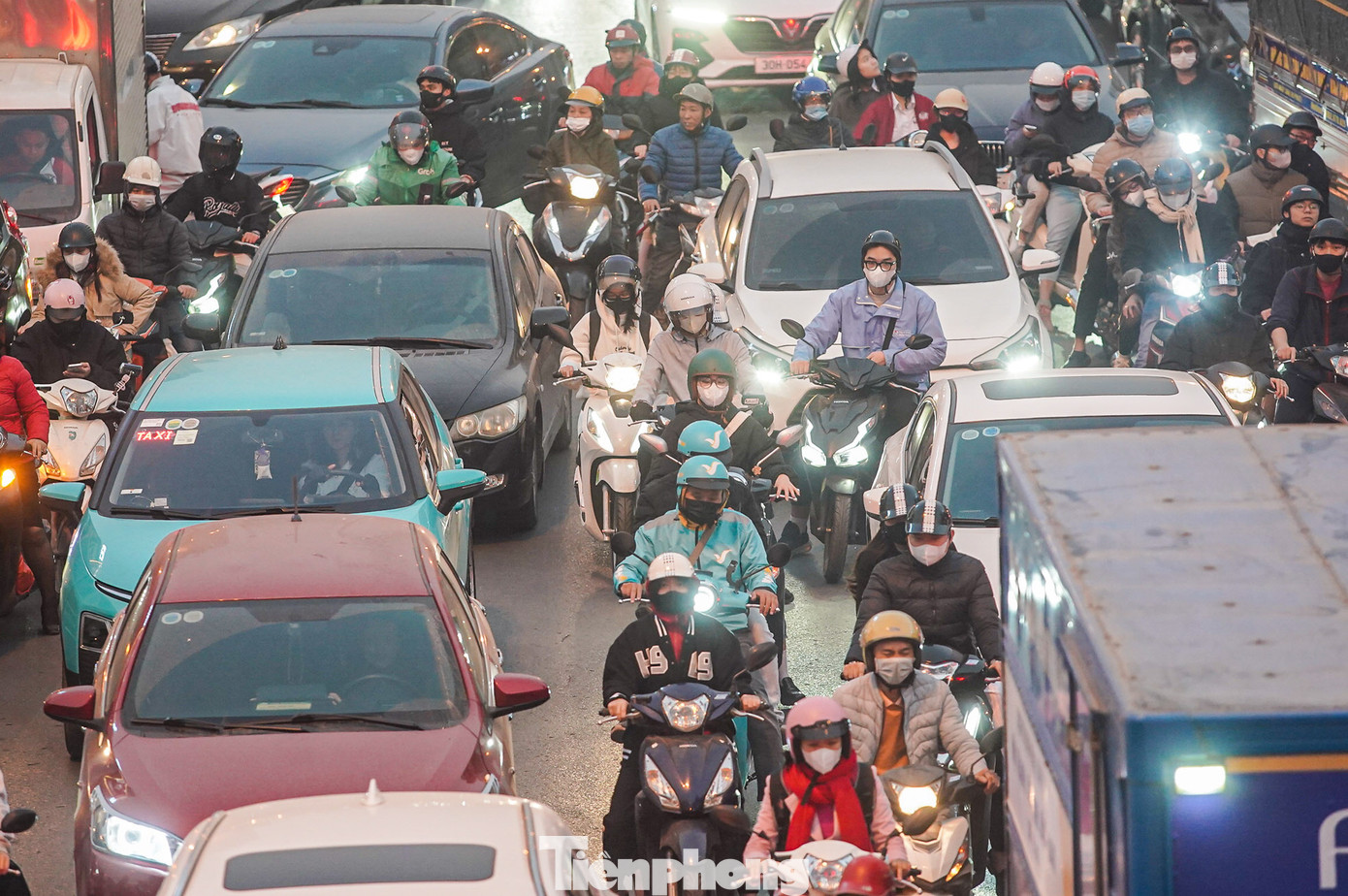 Phương tiện xe máy luồn lách giữa các làn ô tô để thoát ra khỏi cảnh tắc đường.