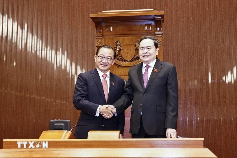 Chủ tịch Quốc hội Trần Thanh Mẫn và Chủ tịch Quốc hội Singapore Seah Kian Peng thăm phòng họp của Nghị viện. (Ảnh: Doãn Tấn/TTXVN).