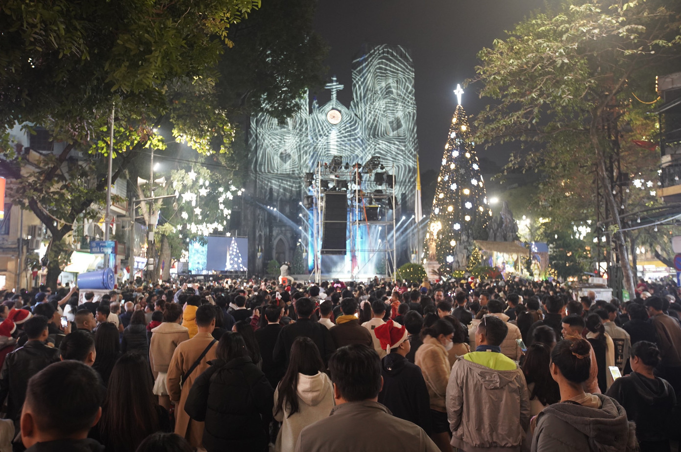 Ghi nhận của Tiền Phong, từ 18h, rất nhiều người đã đổ về đây để vui chơi và tận hưởng không khí Noel.