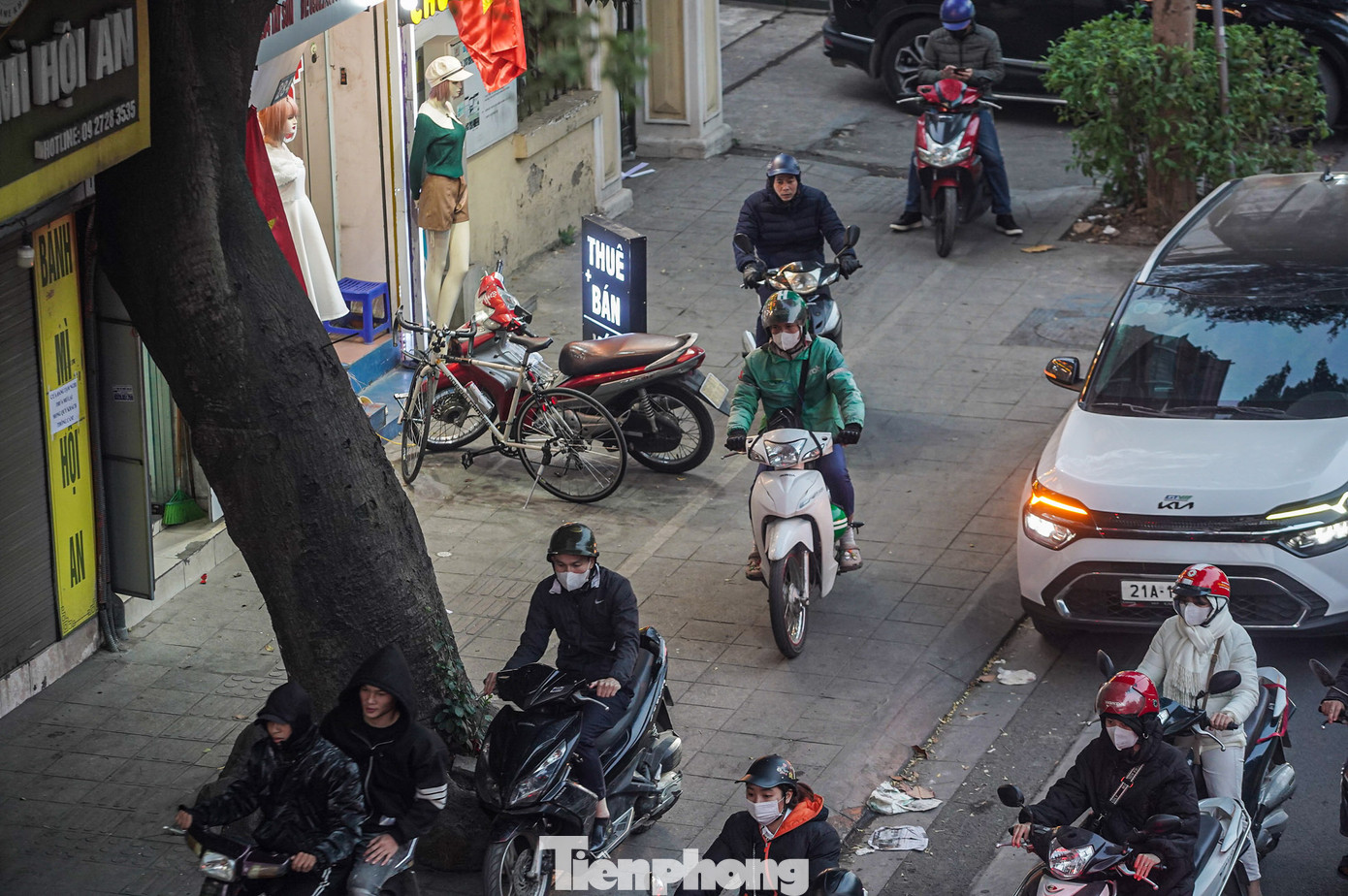 Một số phương tiện nối đuôi nhau đi ngược chiều trên vỉa hè.