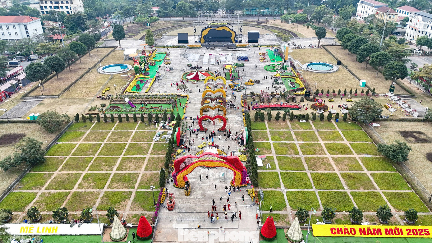 Festival hoa Mê Linh lần thứ 2 được tổ chức với chủ đề "Mê Linh rực rỡ sắc hoa" tại Quảng trường Trung tâm Hành chính huyện Mê Linh (Hà Nội) bắt đầu từ tối 26/12. Tuy nhiên, lễ hội hoa lớn nhất miền Bắc "bùng nổ" trong những ngày cuối cùng với lượng khách khủng đến chiêm ngưỡng, chụp ảnh.