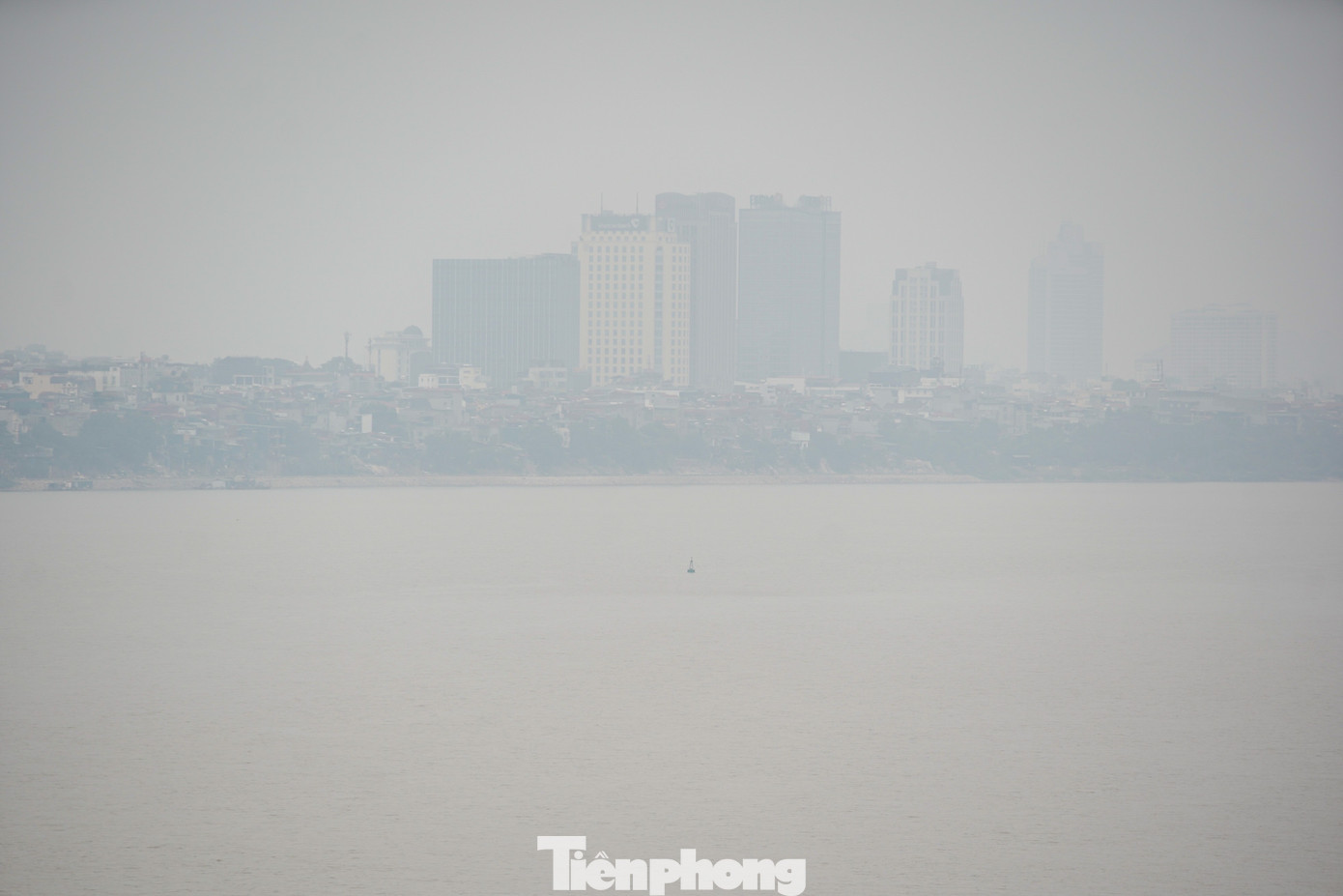 Thành phố mờ ảo sau lớp sương.