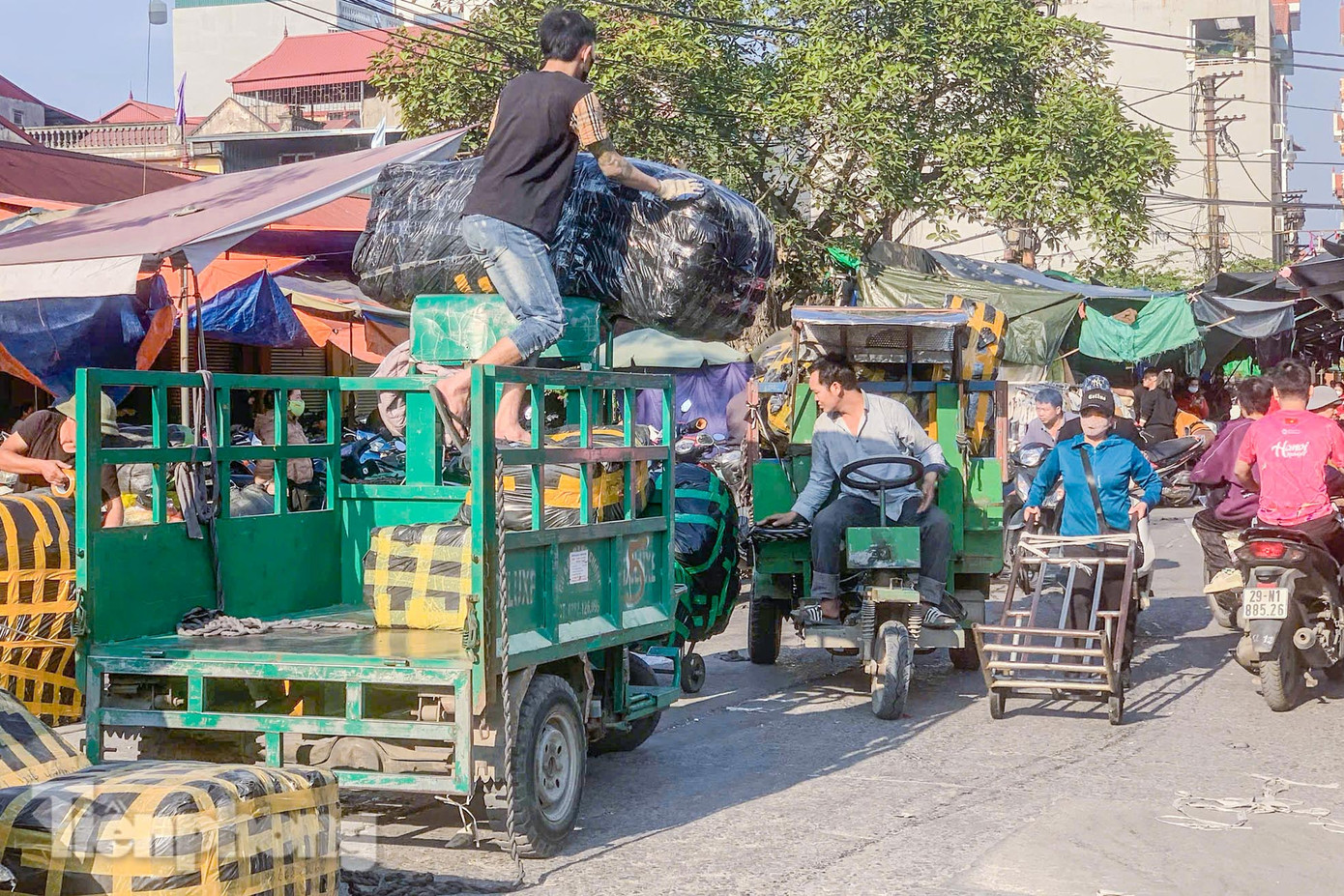 Những chuyến xe chở hàng lớn ra vào liên tục khiến khung cảnh khu chợ trở nên náo nhiệt. Những chuyến xe chở hàng lớn ra vào liên tục khiến khung cảnh khu chợ trở nên náo nhiệt.