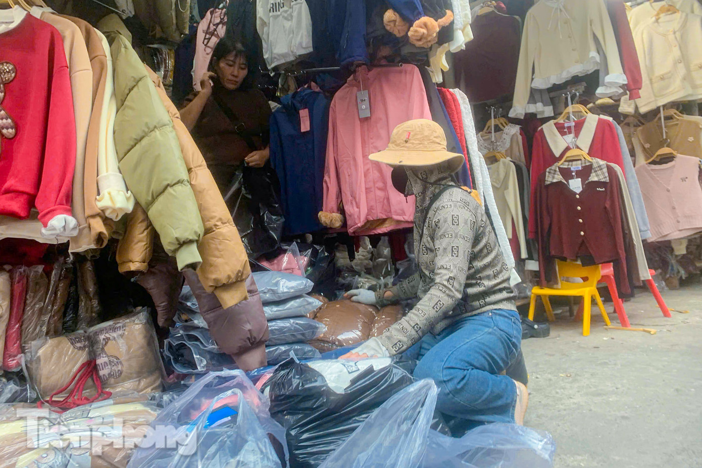 "Bây giờ đều mua trực tuyến hết rồi, nên chúng tôi cũng phải vừa kết hợp bán buôn và vừa kết hợp bán trên sàn thương mại. So với ngày xưa thì không tấp nập bằng, có nhà đông có nhà vắng nhưng những ngày này được như thế là vui rồi", một tiểu thương tại chợ Ninh Hiệp chia sẻ. "Bây giờ đều mua trực tuyến hết rồi, nên chúng tôi cũng phải vừa kết hợp bán buôn và vừa kết hợp bán trên sàn thương mại. So với ngày xưa thì không tấp nập bằng, có nhà đông có nhà vắng nhưng những ngày này được như thế là vui rồi", một tiểu thương tại chợ Ninh Hiệp chia sẻ.