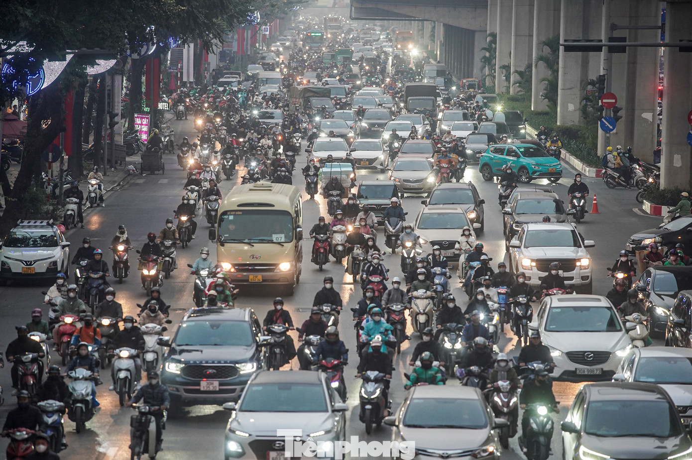 Đường Nguyễn Trãi (quận Thanh Xuân) phương tiện với mật độ rất cao ở cả hai chiều đường.