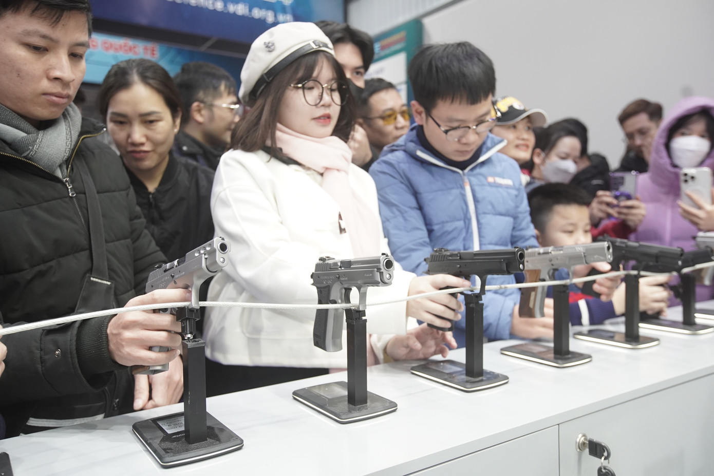 Du khách trổ tài thiện xạ tại triển lãm.