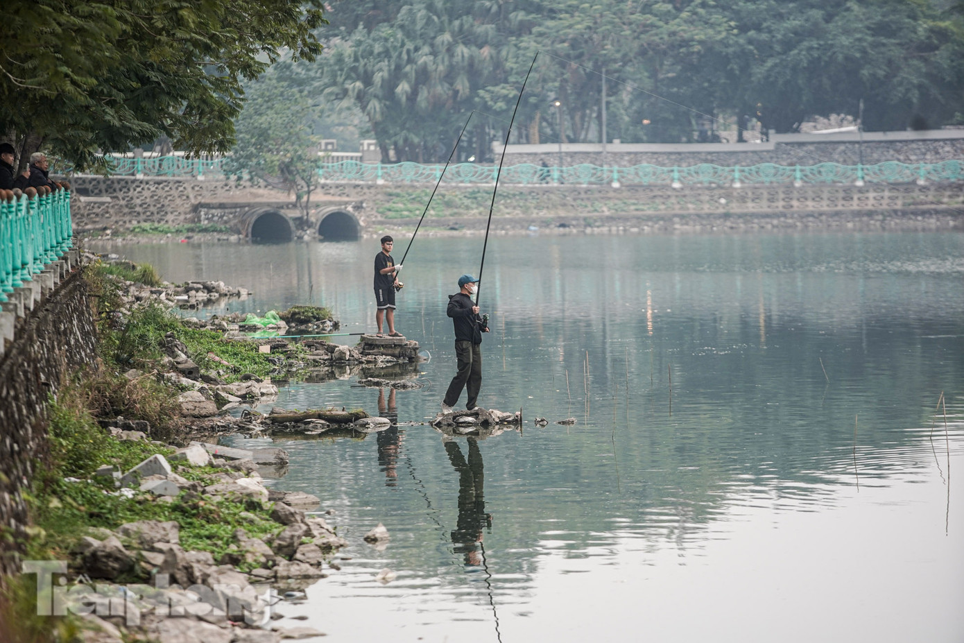 Những mảng gạch nhô lên khi nước cạn thành địa điểm lý tưởng cho những người câu cá.