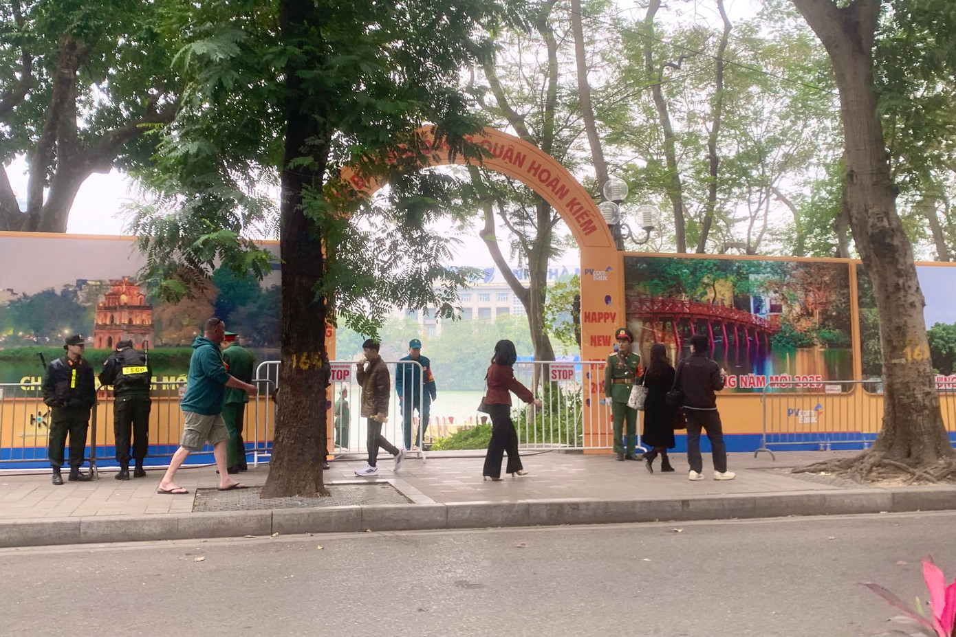 Theo kế hoạch của UBND thành phố Hà Nội về việc tổ chức hoạt động kỷ niệm các ngày lễ lớn, sự kiện lịch sử, chính trị quan trọng của đất nước và Thủ đô trong năm 2025, dịp Tết Dương lịch, thành phố sẽ tổ chức bắn pháo hoa tại 5 điểm (6 trận địa) tại các quận Hoàn Kiếm, Hà Đông, Nam Từ Liêm, thị xã Sơn Tây và huyện Đông Anh từ 0-0h15 ngày 1/1/2025.