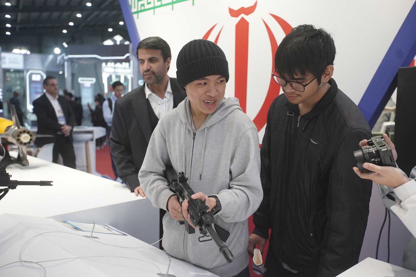 Tại Triển lãm Quốc phòng Quốc tế Việt Nam 2024, khách tham quan có cơ hội cầm và ngắm nghía nhiều loại súng như AK, súng ngắn, súng tiểu liên...