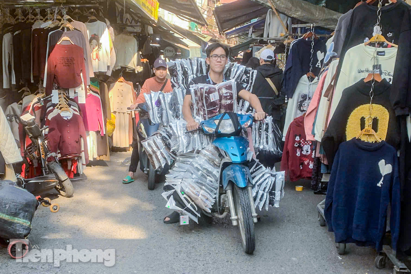 Những chuyến xe đầy ắp hàng xuất hiện liên tục ở mọi ngả đường. Những chuyến xe đầy ắp hàng xuất hiện liên tục ở mọi ngả đường.