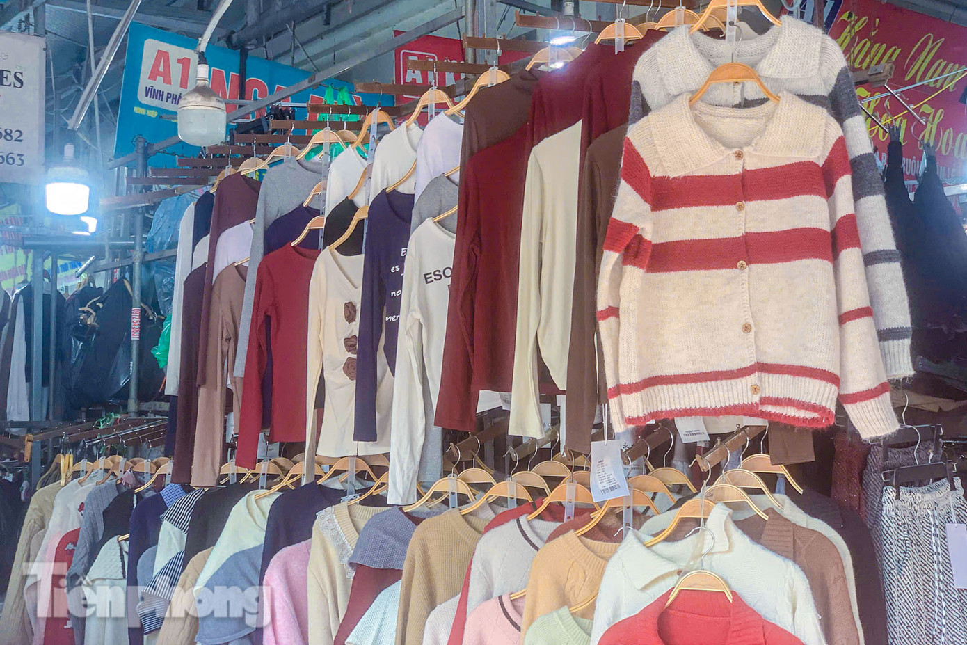 Tại đây bán đủ quần áo, vải vóc cho nam giới, cho phái đẹp hay cho trẻ em với đầy đủ các màu sắc, kiểu dáng. Tại đây bán đủ quần áo, vải vóc cho nam giới, cho phái đẹp hay cho trẻ em với đầy đủ các màu sắc, kiểu dáng.