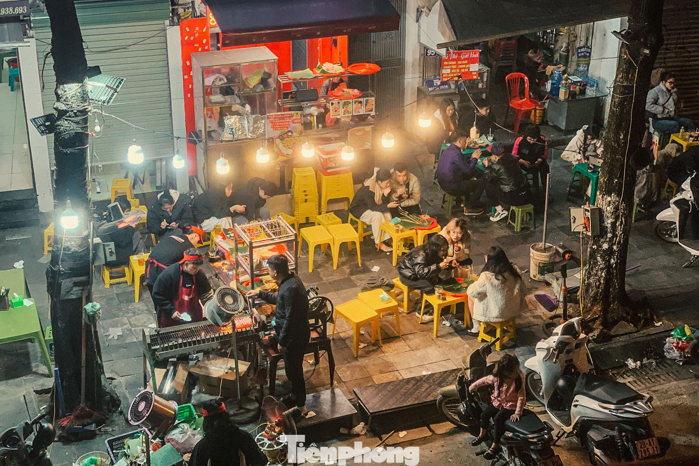 Những quán ăn đêm, quán nướng... hút khách. Những quán ăn đêm, quán nướng... hút khách.