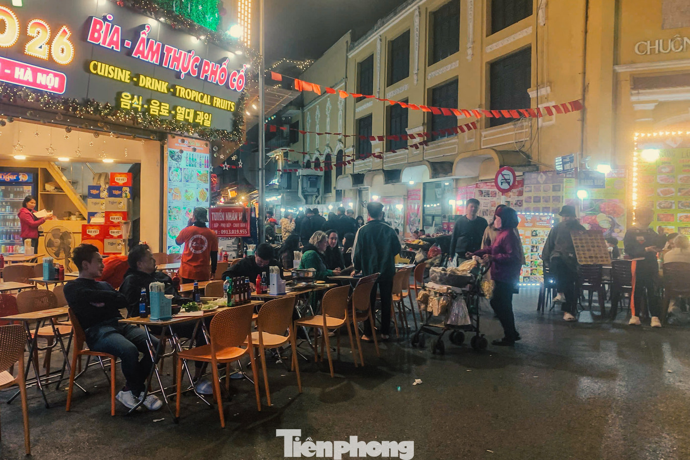 Phố Tạ Hiện nhộn nhịp, sáng đèn về đêm bất chấp cái lạnh. Phố Tạ Hiện nhộn nhịp, sáng đèn về đêm bất chấp cái lạnh.