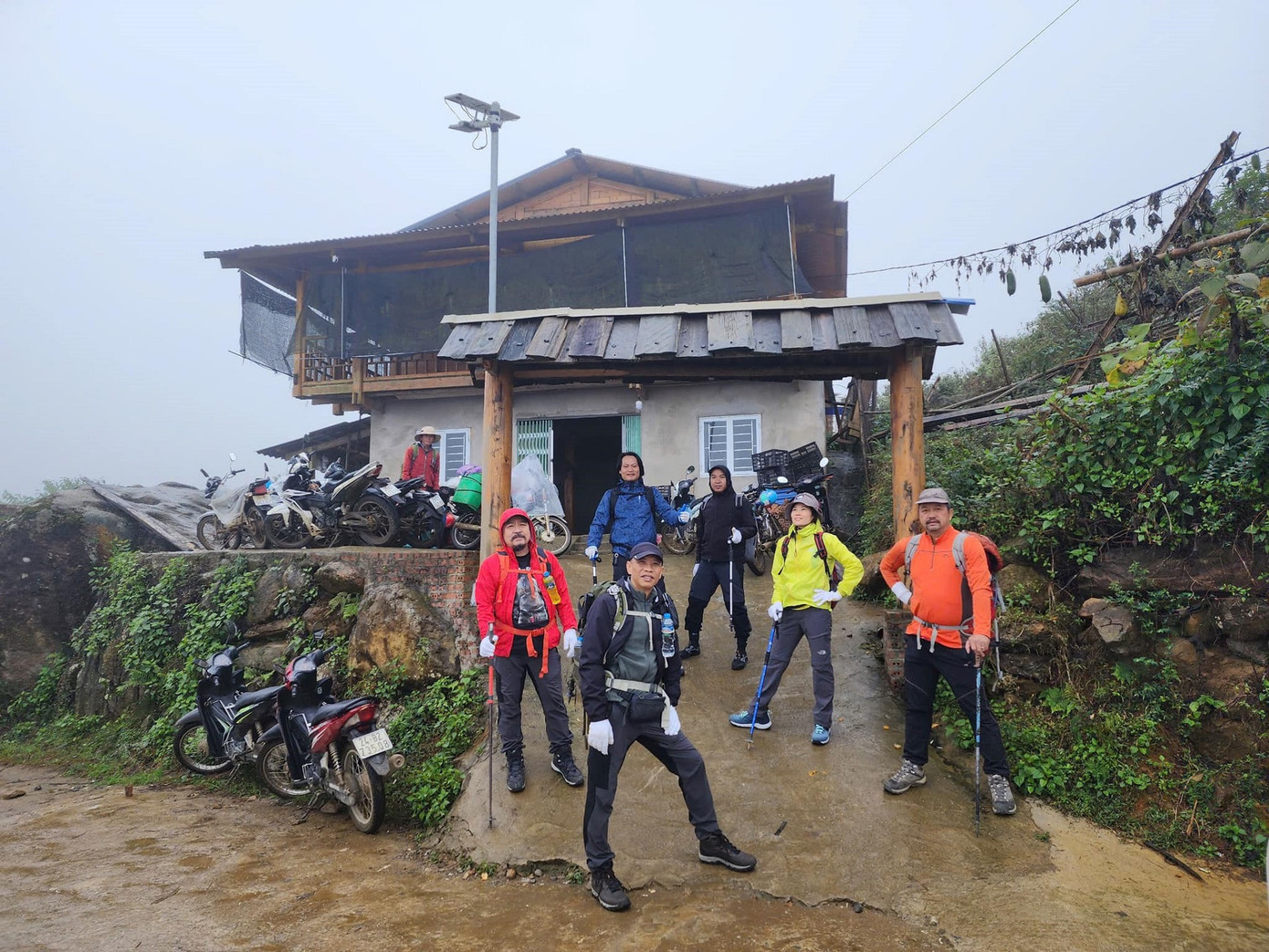 Đoàn chị Dịu trước khi xuất phát chinh phục Ngũ Chỉ Sơn. Ảnh: NVCC.