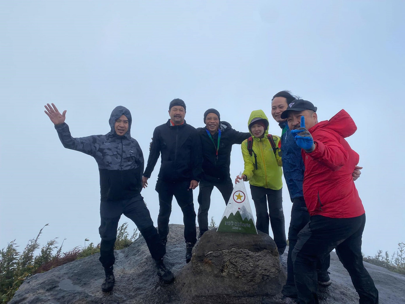 Cả đoàn thành công chinh phục đỉnh Ngũ Chỉ Sơn. Ảnh: NVCC.