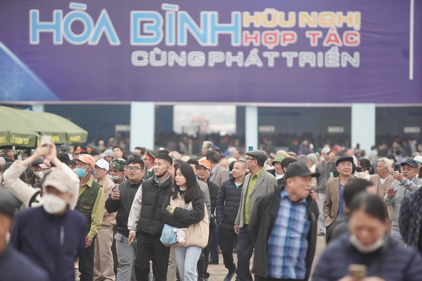 Theo thông tin cập nhật từ ban tổ chức, đã có gần 10 vạn người đăng ký tham quan Triển lãm quốc phòng quốc tế Việt Nam 2024. Khu kiểm soát an ninh làm việc không ngừng, các lối vào đều chật cứng, ùn tắc.