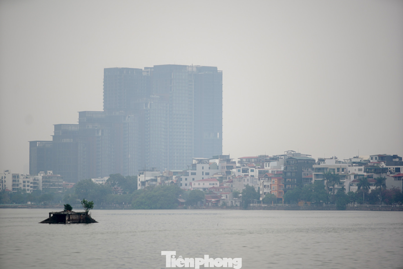 Người dân sinh hoạt tại khu vực Hồ Tây cảm nhận rõ được độ mù sương.