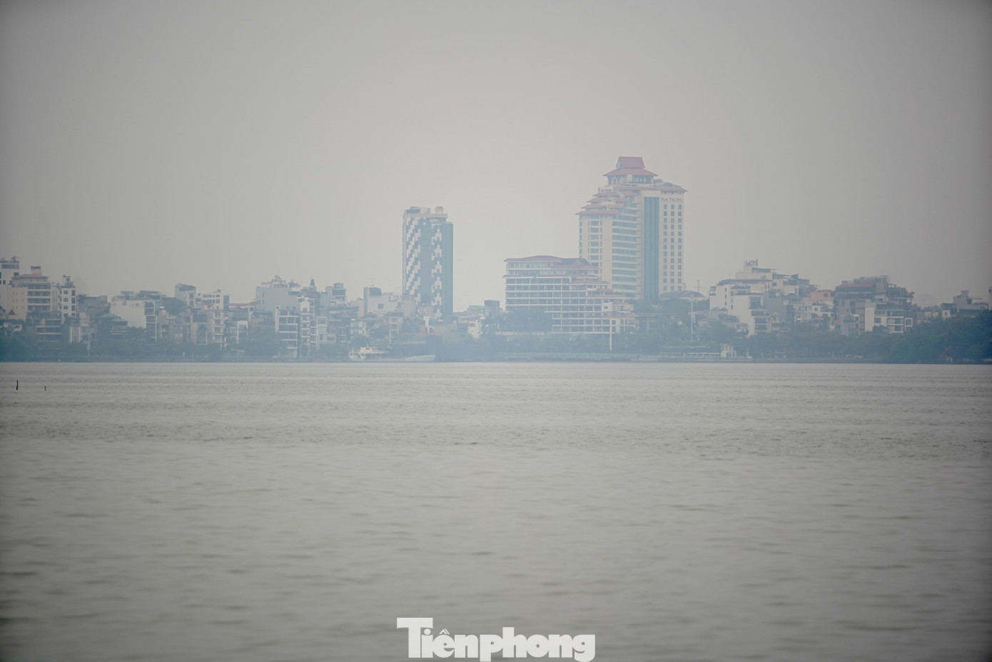 Bầu trời mù mịt khiến tầm nhìn hạn chế, những tòa nhà ở xa chỉ hiện lên một cách mờ ảo.