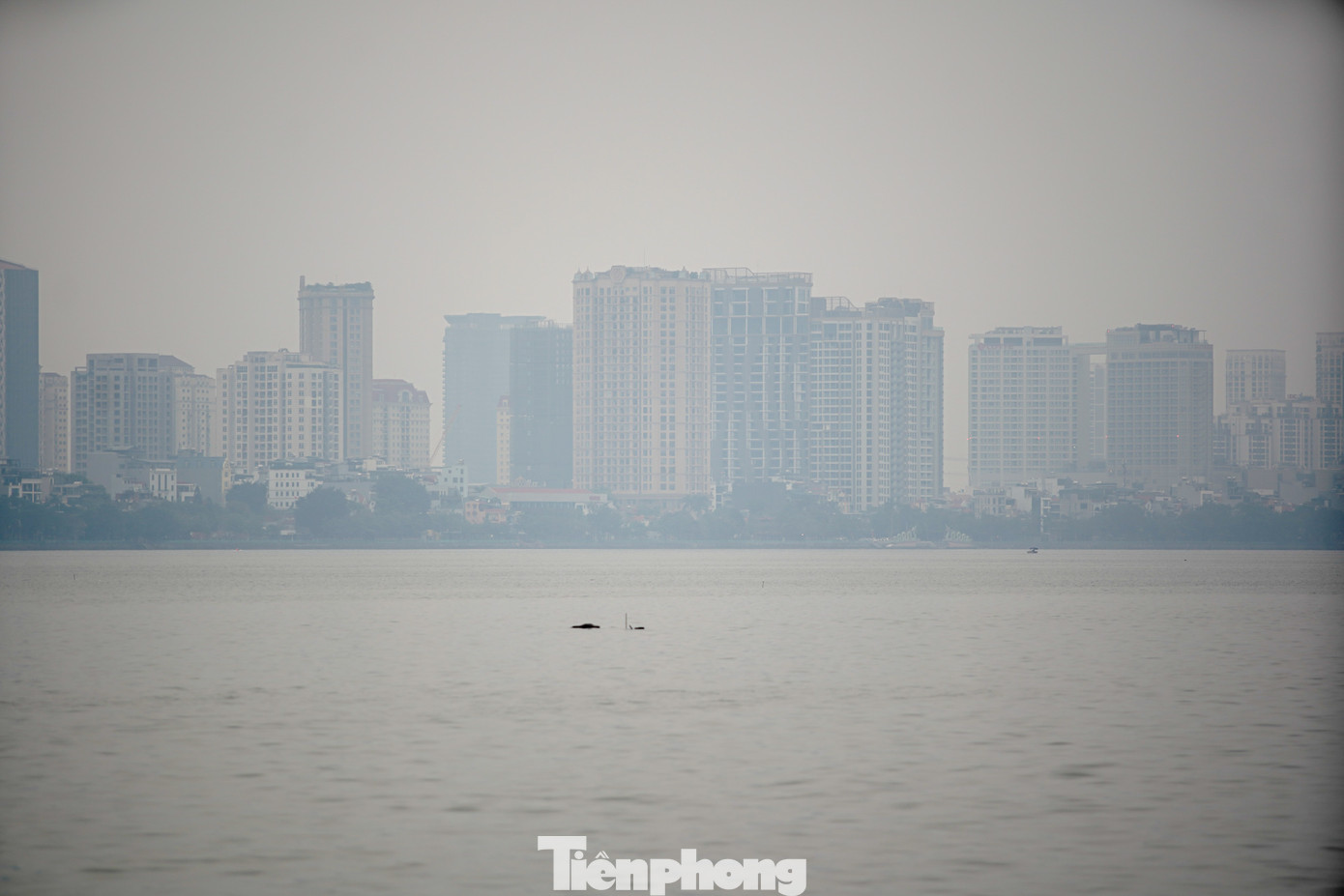 Người dân sinh hoạt tại khu vực Hồ Tây cảm nhận rõ được độ mù sương.