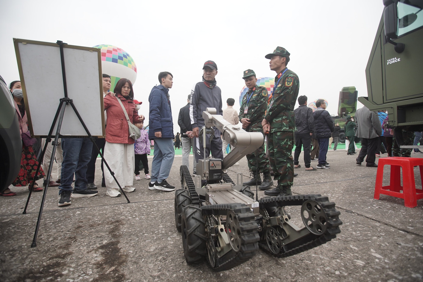 Triển lãm quốc phòng quốc tế Việt Nam 2024 (Viet Nam Defence Expo 2024) do Bộ Quốc phòng Việt Nam chủ trì tổ chức, diễn ra từ 19 đến 22/12, tại sân bay quân sự Gia Lâm. Đây là hoạt động trong chuỗi sự kiện kỷ niệm 80 năm Ngày thành lập Quân đội nhân dân Việt Nam và 35 năm Ngày Hội Quốc phòng toàn dân.