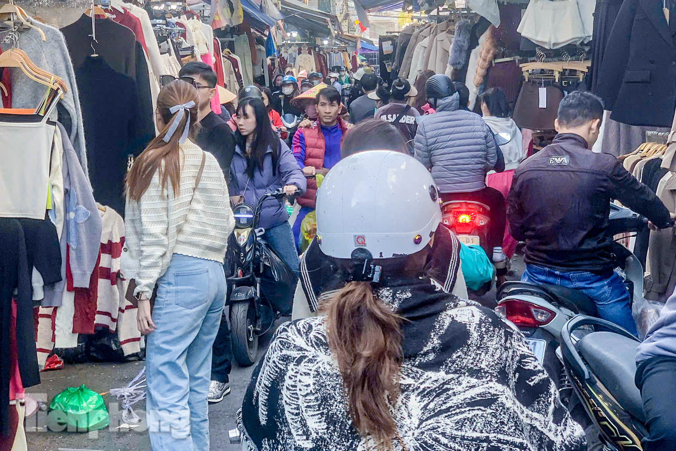 Nhiều người chen chúc mua hàng trong chợ Ninh Hiệp Nhiều người chen chúc mua hàng trong chợ Ninh Hiệp