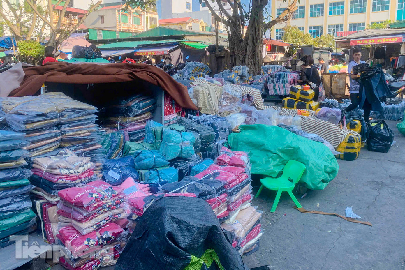 Hàng hóa được tập kết chất thành đống bên ngoài chợ Ninh Hiệp. Hàng hóa được tập kết chất thành đống bên ngoài chợ Ninh Hiệp.