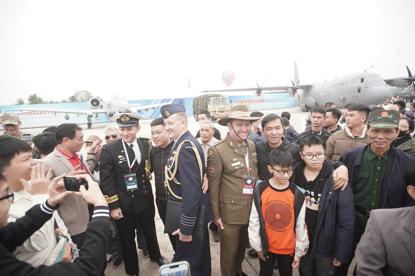 Người dân và du khách giao lưu chụp ảnh với những chiến sĩ nước ngoài.