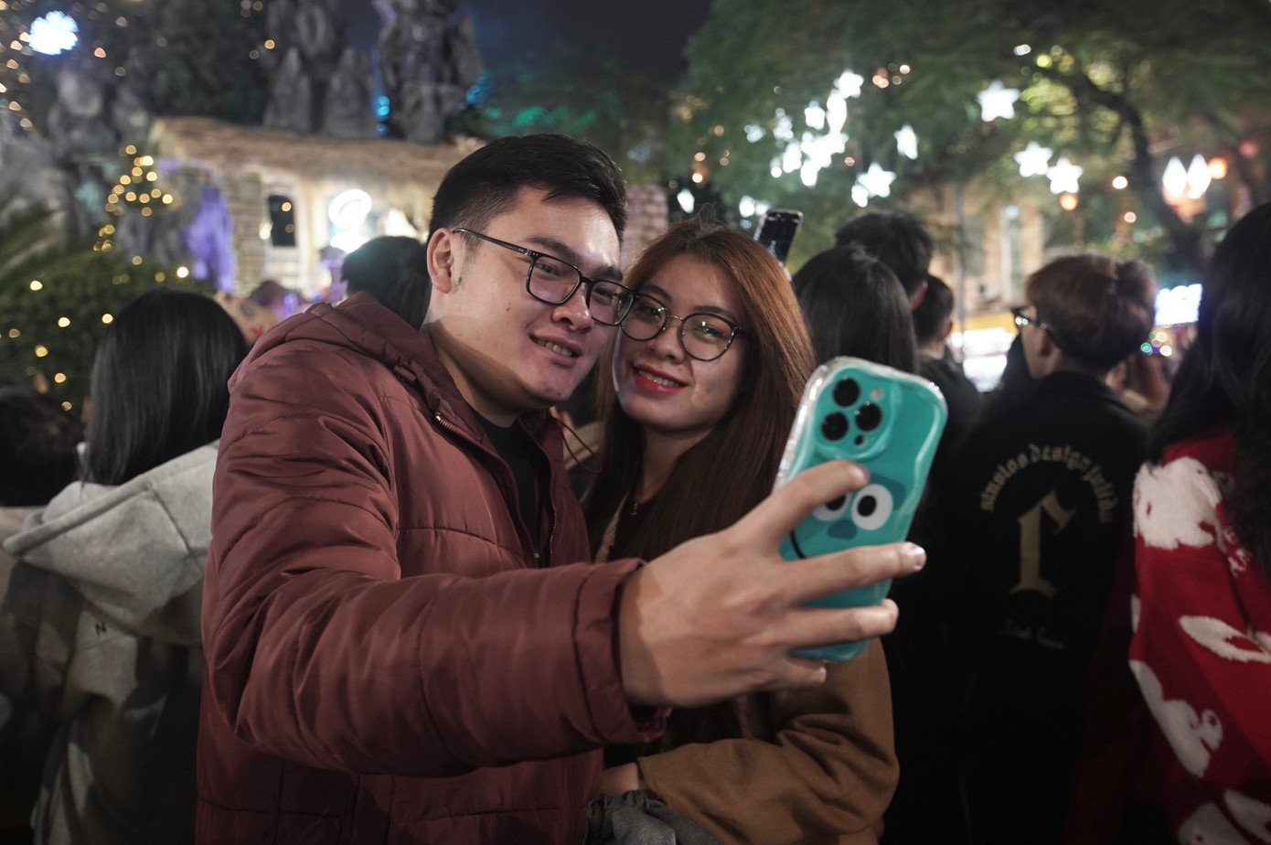 Nhiều bạn trẻ chọn Nhà thờ Lớn để đón Giáng sinh.