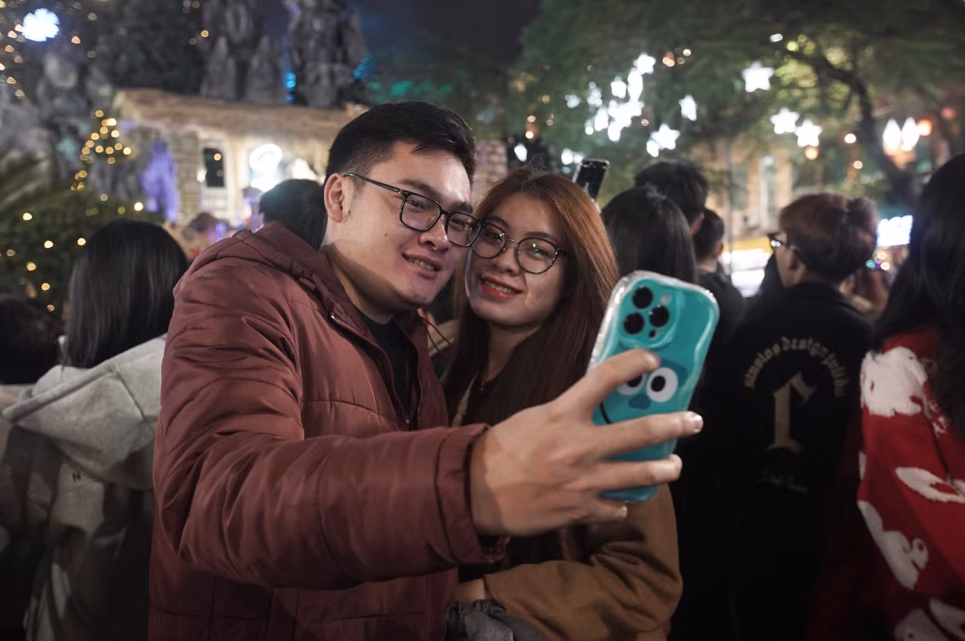 Nhiều bạn trẻ chọn Nhà thờ Lớn để đón Giáng sinh.