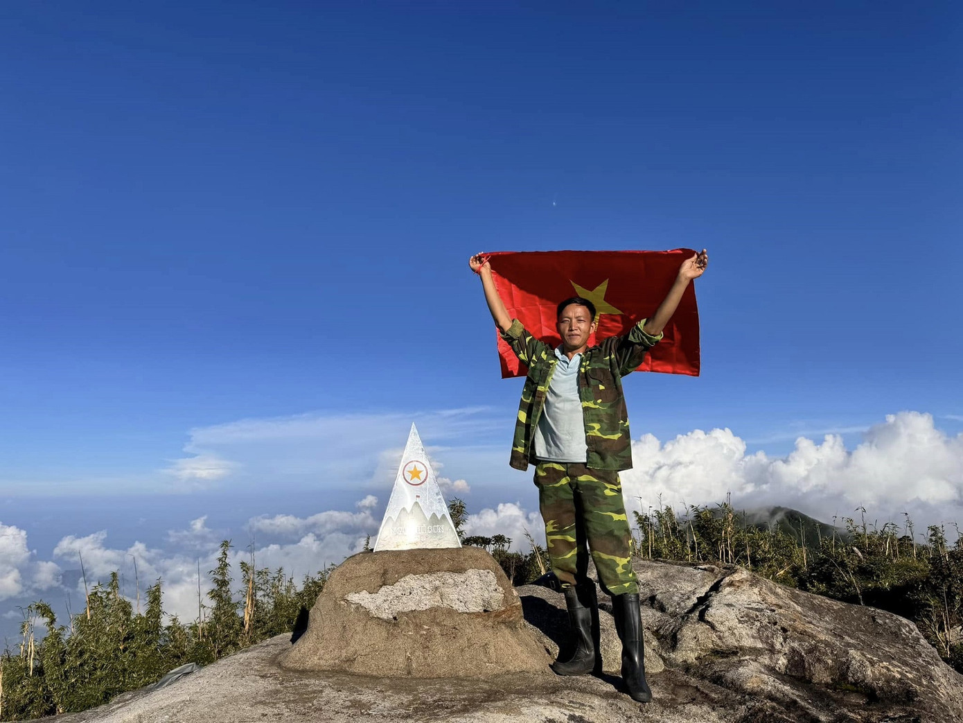 Biển mây thường xuất hiện trên đỉnh Ngũ Chỉ Sơn vào những tháng cuối năm. Ảnh: Thào A Chơ.