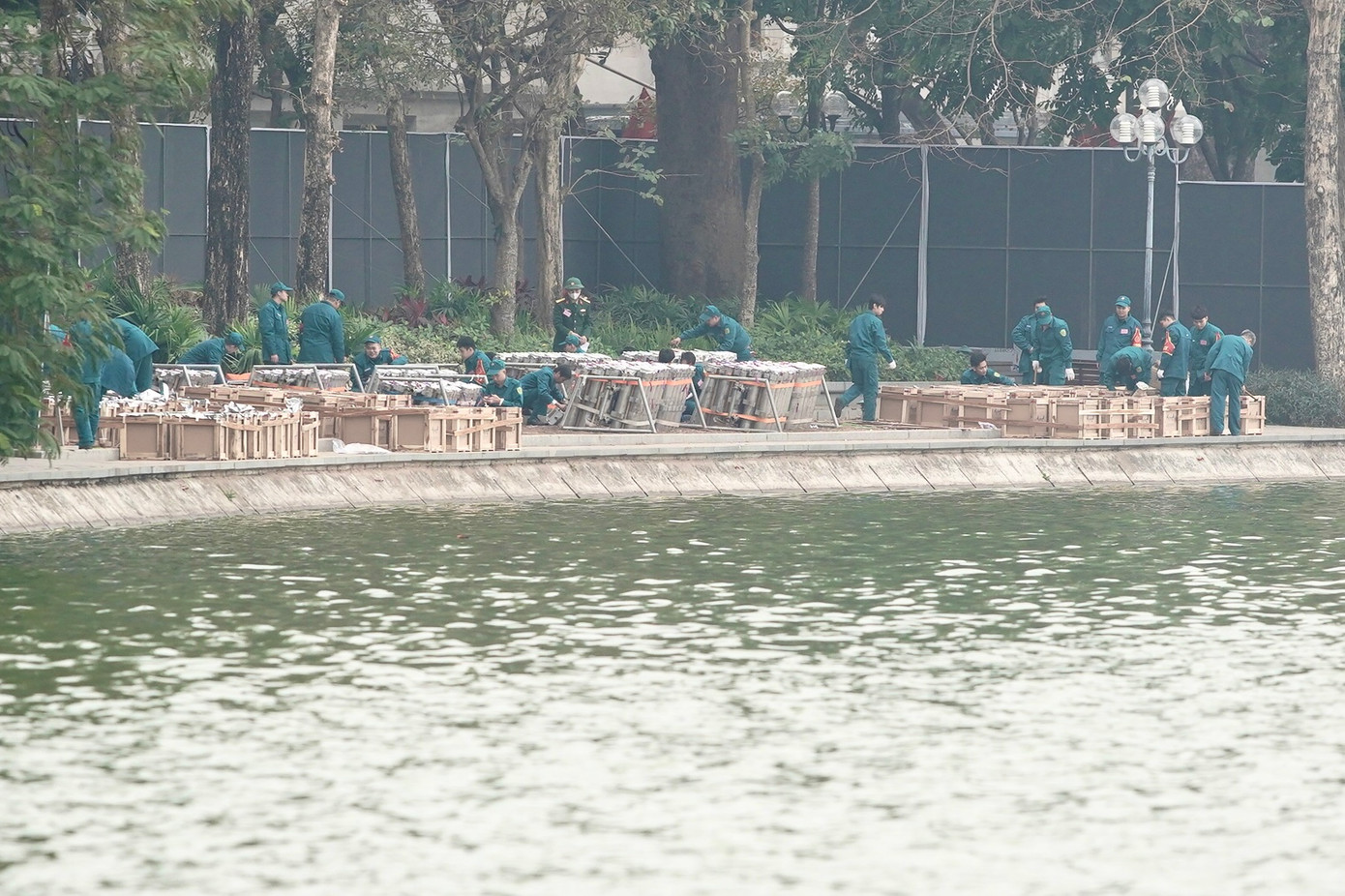 Khu vực hồ Hoàn Kiếm có hai trận địa pháo hoa tại trước trụ sở Tòa soạn Báo Hà Nội mới và trước Bưu điện Hà Nội.