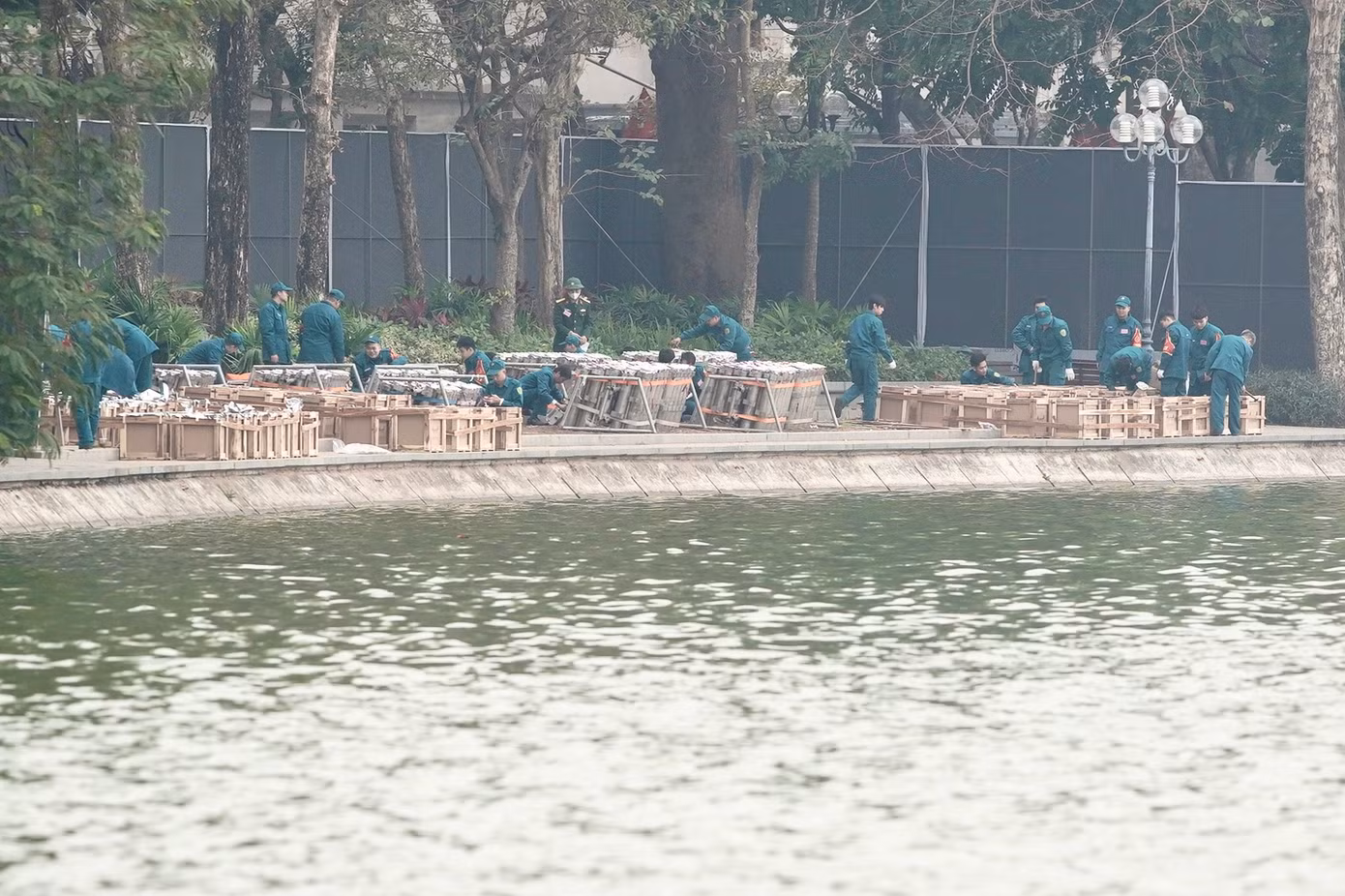 Khu vực hồ Hoàn Kiếm có hai trận địa pháo hoa tại trước trụ sở Tòa soạn Báo Hà Nội mới và trước Bưu điện Hà Nội.