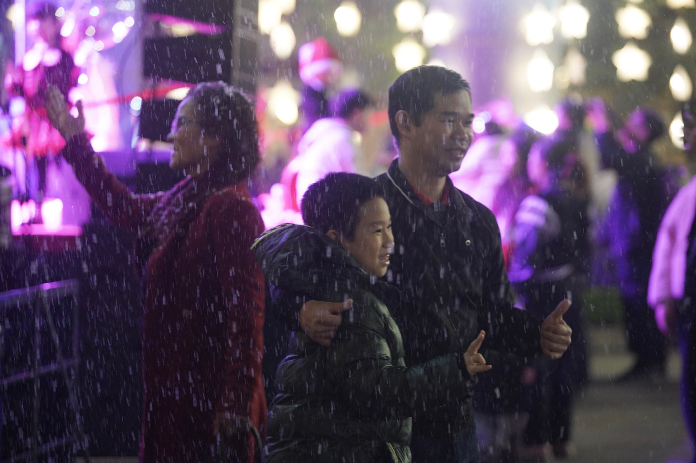 Người dân đặc biệt là các bạn trẻ thích thú tận hưởng "tuyết nhân tạo" tại nhà thờ Cửa Bắc.