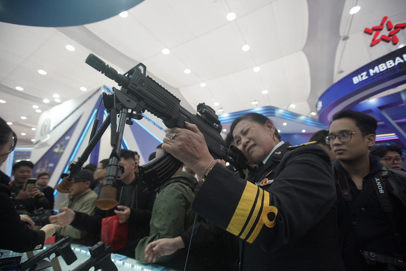 Du khách trổ tài thiện xạ tại triển lãm.