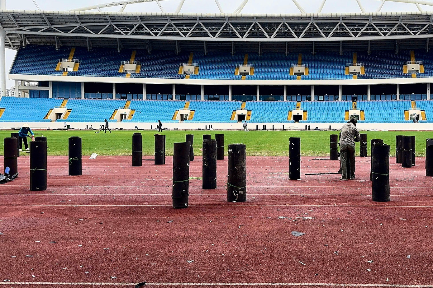 Theo ghi nhận của PV, sau khi chương trình ca nhạc trên kết thúc, công nhân đã tiến hành thu hồi trang thiết bị, dọn dẹp lại sân Mỹ Đình, nhìn cỏ sân vẫn còn xanh nhưng xơ xác, mặt sân khá cứng, xuất hiện nhiều vết hằn, mấp mô và không đạt được độ phẳng cần thiết, không đạt tiêu chuẩn.