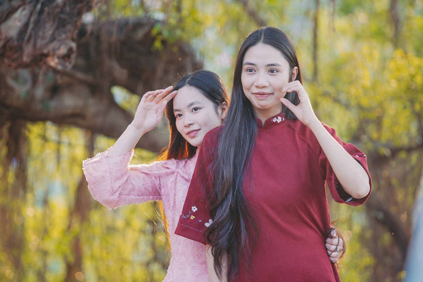 Những tà áo dài truyền thống hay cách tân rực rỡ với tông đỏ chủ đạo được nhiều chị em lựa chọn.