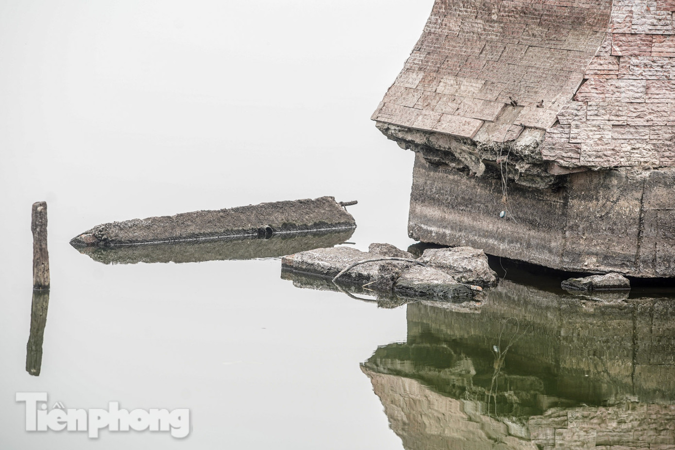 Mực nước cạn làm lộ rõ trụ bê tông (phố Vệ Hồ - đoạn hai con rồng)