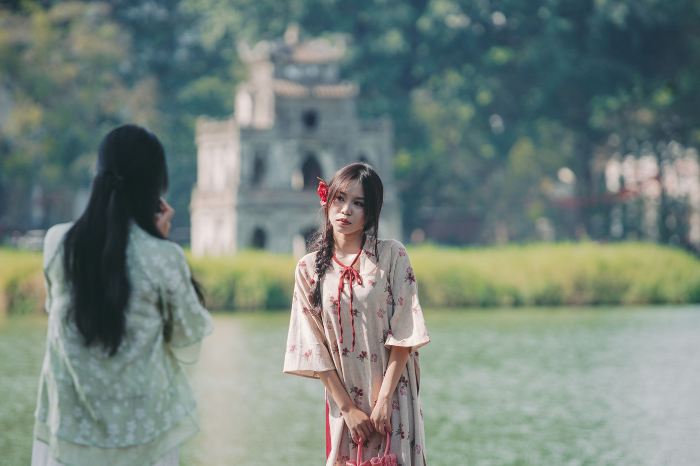 So với mọi năm, năm nay nhu cầu chụp ảnh Tết sớm hơn, xuất hiện từ giữa tháng 11. Trào lưu chụp ảnh Tết sớm rầm rộ, nhiều người cho rằng đây là thời điểm thích hợp nhất, khi các điểm chụp ảnh không quá đông, có nhiều thời gian lựa chọn đồ, phụ kiện... để có một bộ ảnh rực rỡ nhất.